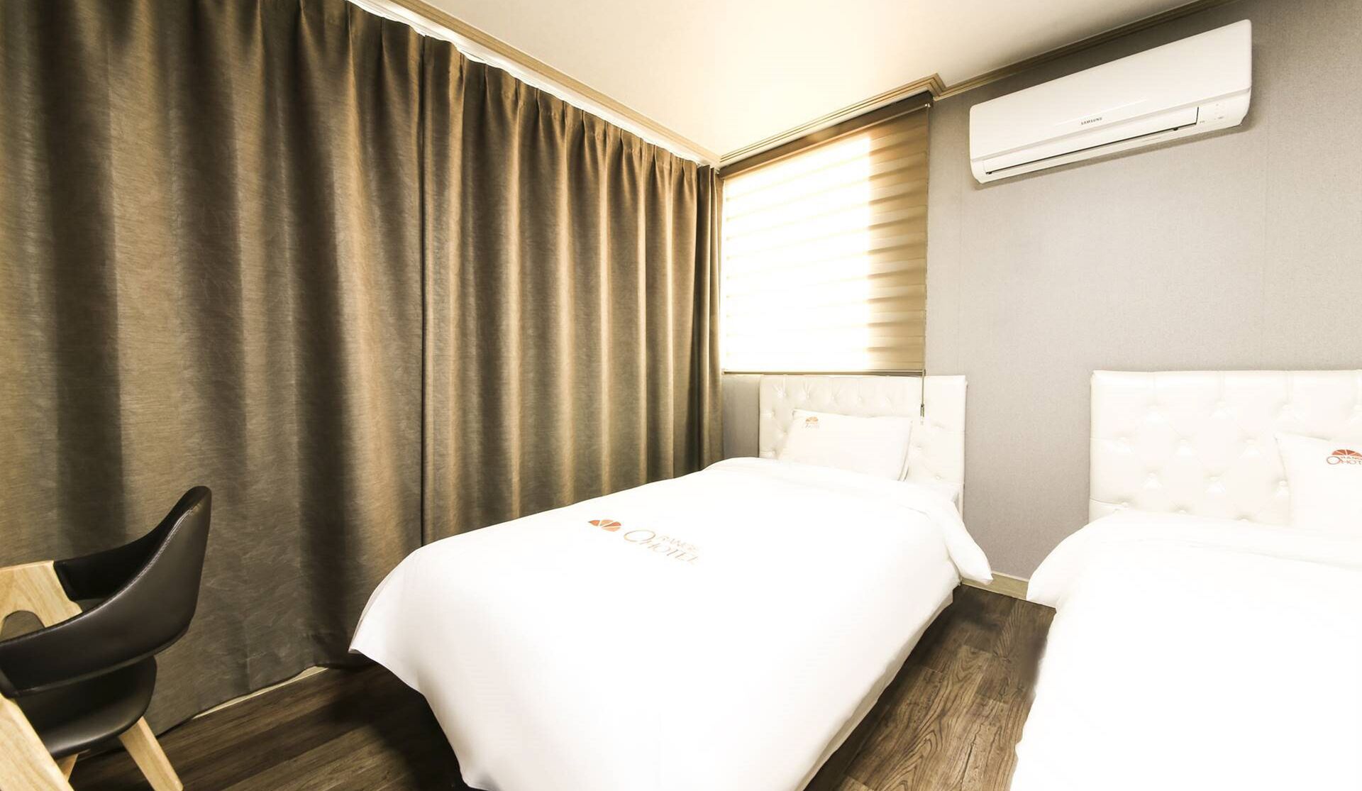 business twin room | desk, blackout curtains, free wifi