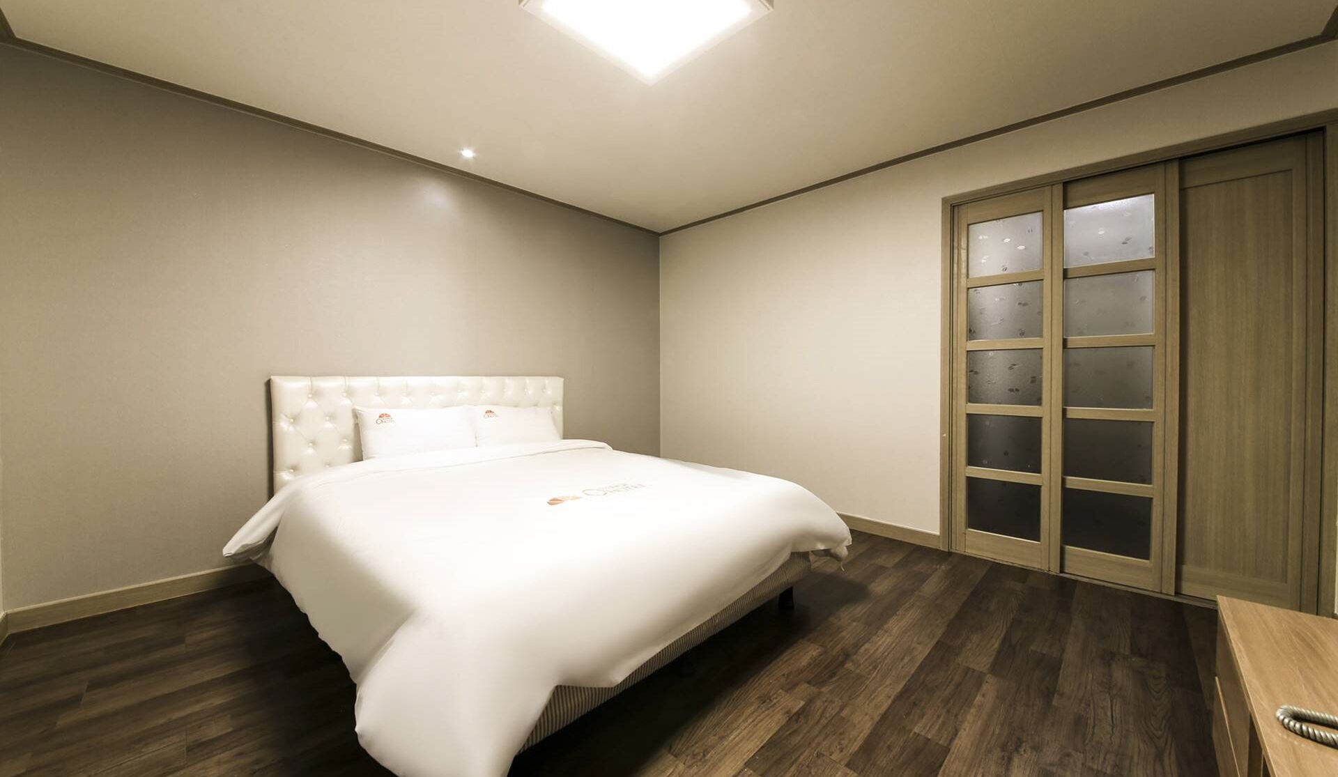 standard double room | desk, blackout curtains, free wifi