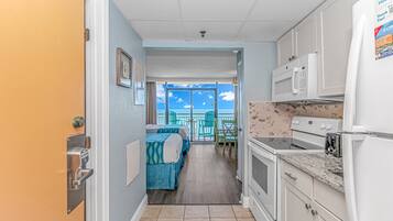 Een koelkast, een microgolfoven, een oven, een kookplaat