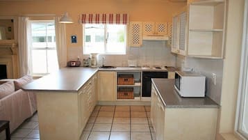 House, 3 Bedrooms, Garden View | Private kitchen | Full-sized fridge, microwave, oven, stovetop