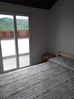 2 bedrooms, iron/ironing board, WiFi, bed sheets - Newly renovated apartment top floor stone house (Dolcedo)