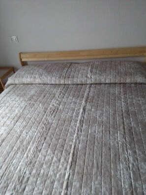2 habitaciones, tabla de planchar con plancha, wifi y ropa de cama 