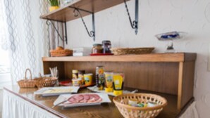 Frokostbuffé hver dag (mot et tillegg)
