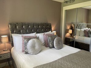 2 habitaciones, escritorio, tabla de planchar con plancha y internet