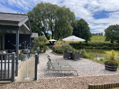 Kingfisher Lodge - Private Hot Tub & Parking