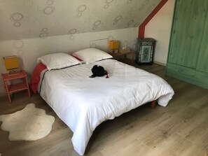 3 bedrooms, travel cot, free WiFi, bed sheets - Rooms The 3 hens (Barr)