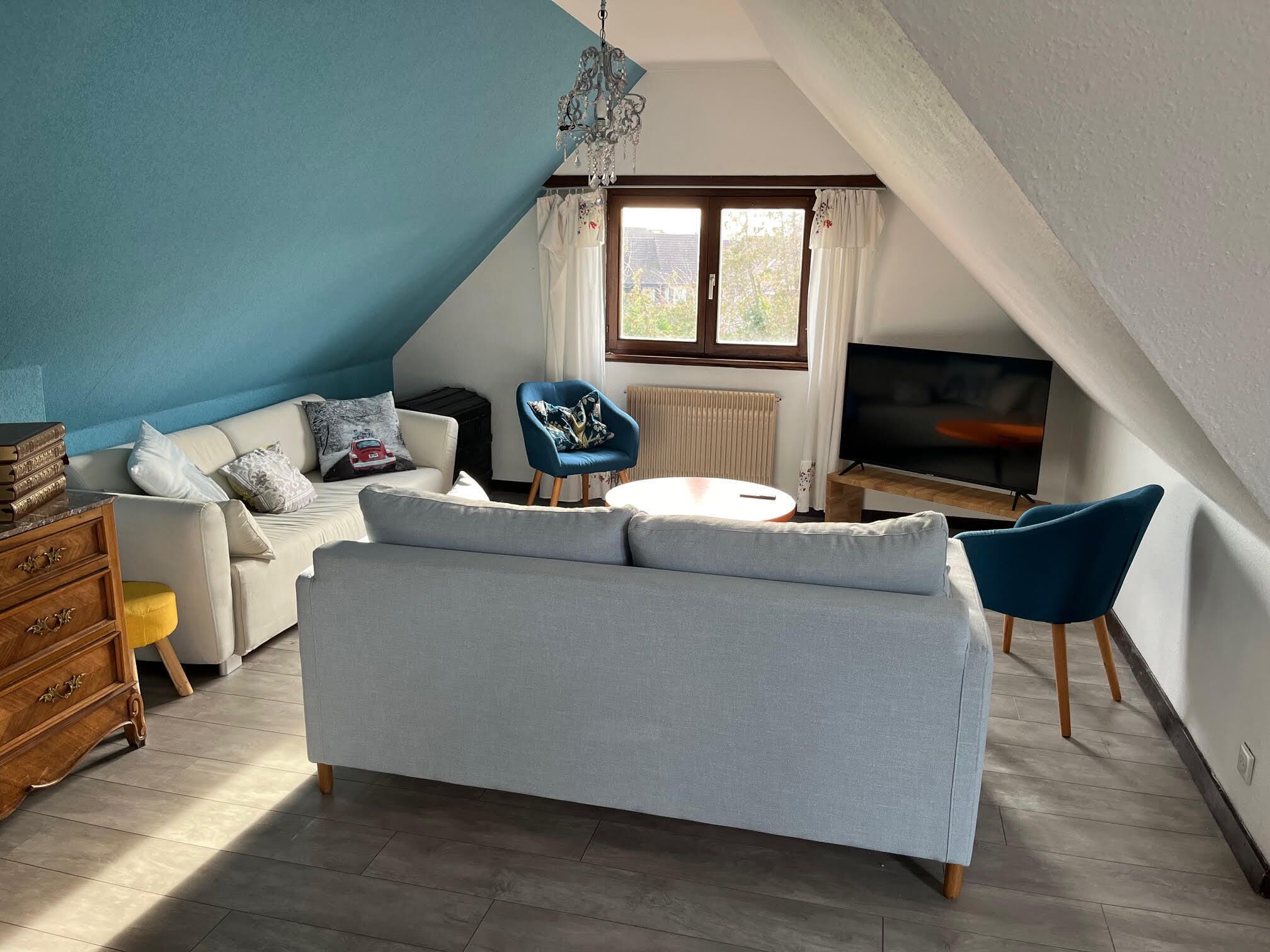 Smart-tv, boeken en een kantoor