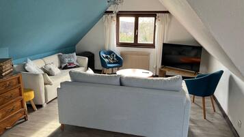 Smart TV, livros, escritórios