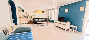 Een televisie en een dvd-speler