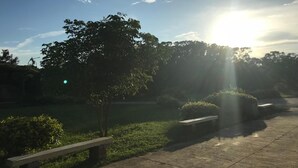 A park with a bench, a tree, and a sunlit sky. - Kinmen Laoye B&B (Jinhu)