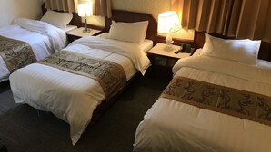 A hotel room with three single beds, each with a bedside table and lamp. The room has a carpeted floor and a framed picture on the wall. - Kinmen Laoye B&B (Jinhu)