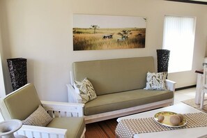 家庭公寓, 无烟房, 使用泳池 | 起居区 | 40-英寸智能电视（配备卫星频道）、电视、Netflix