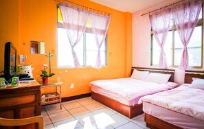 Standard-Vierbettzimmer, 2 Doppelbetten, Bergblick | Schreibtisch, Zustellbetten, kostenloses WLAN, Bettwäsche