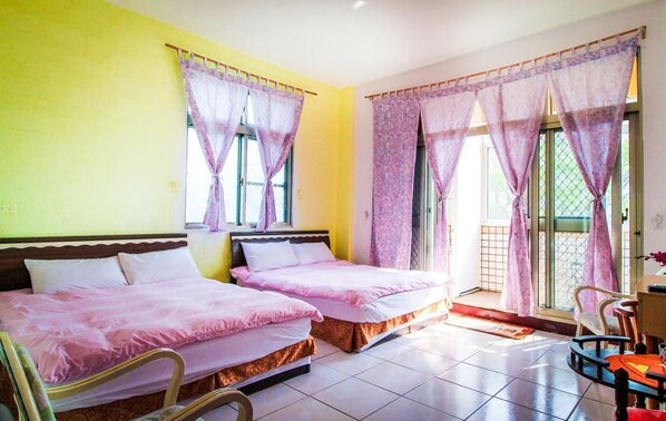Habitación cuádruple estándar, 2 camas matrimoniales, vista a la montaña | Escritorio, camas extra, wifi gratis y ropa de cama 