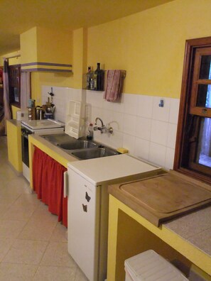 Fridge, oven, coffee/tea maker, electric kettle