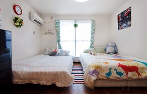 ファミリールーム（専用バスルーム付き）１ダブルベッド＋１ソファーベッド | WiFi (無料)