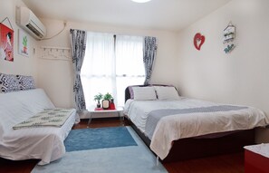 ファミリールーム（専用バスルーム付き）１ダブルベッド＋１ソファーベッド | WiFi (無料)