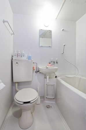 ファミリールーム（専用バスルーム付き）1ダブルベッド＋布団２組 | バスルーム | バスアメニティ (無料)、ヘアドライヤー、タオル、石鹸