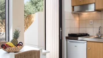 Estudio familiar, vistas al jardín | Cocina básica privada | Frigorífico, placa de cocina, cafetera o tetera y hervidor eléctrico