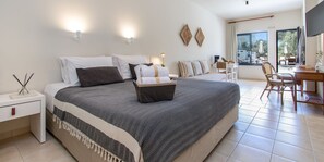 Ropa de cama hipoalergénica y caja de seguridad en la habitación 