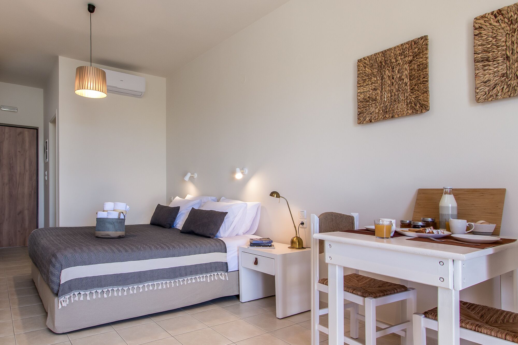 Estudio estándar, vistas a la piscina | Ropa de cama hipoalergénica, caja fuerte, decoración individual