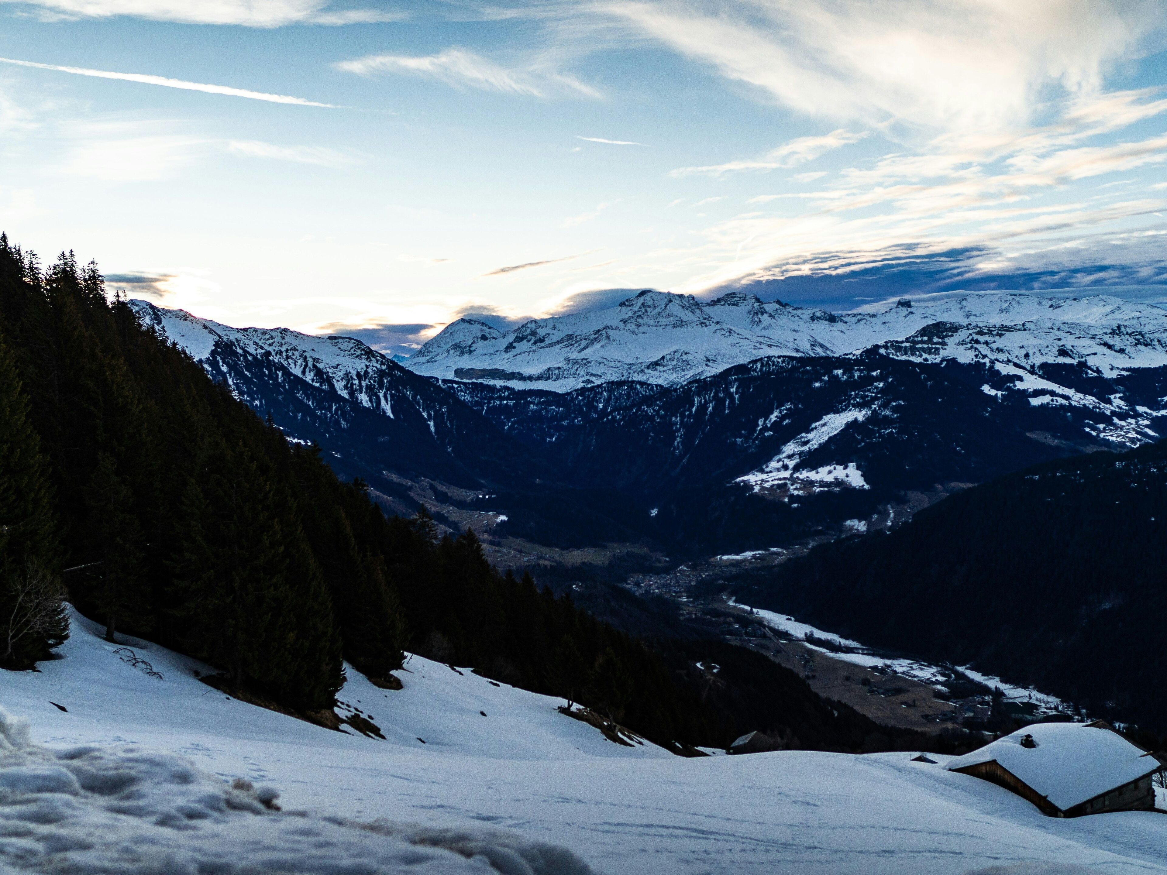 Paesaggio montano innevato con una baita.