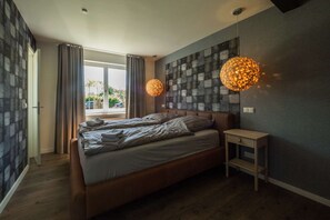 3 عدّة غرف نوم وواي فاي وملاءات أسرّة