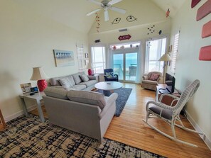 Una televisión, Netflix, un reproductor de DVD, servicios de streaming