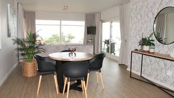 Design-Apartment, 1 Schlafzimmer, Nichtraucher, eingeschränkter Meerblick | Essbereich im Zimmer