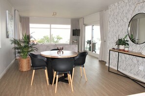 设计公寓, 1 间卧室, 无烟房, 部分海景 | 客房内用餐