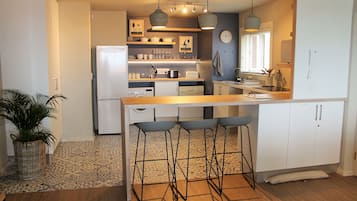 Refrigerador, microondas, placa de cocina, lavavajillas