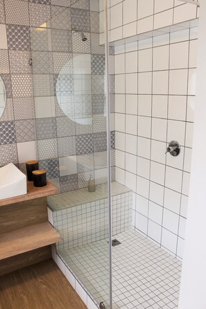 Design appartement, 1 slaapkamer, niet-roken, gedeeltelijk uitzicht op zee | Badkamer | Een haardroger, handdoeken