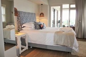 Design Apartment, 1 Bedroom, Non Smoking, Partial Sea View | 1 bedroom, in-room safe, iron/ironing board, free WiFi