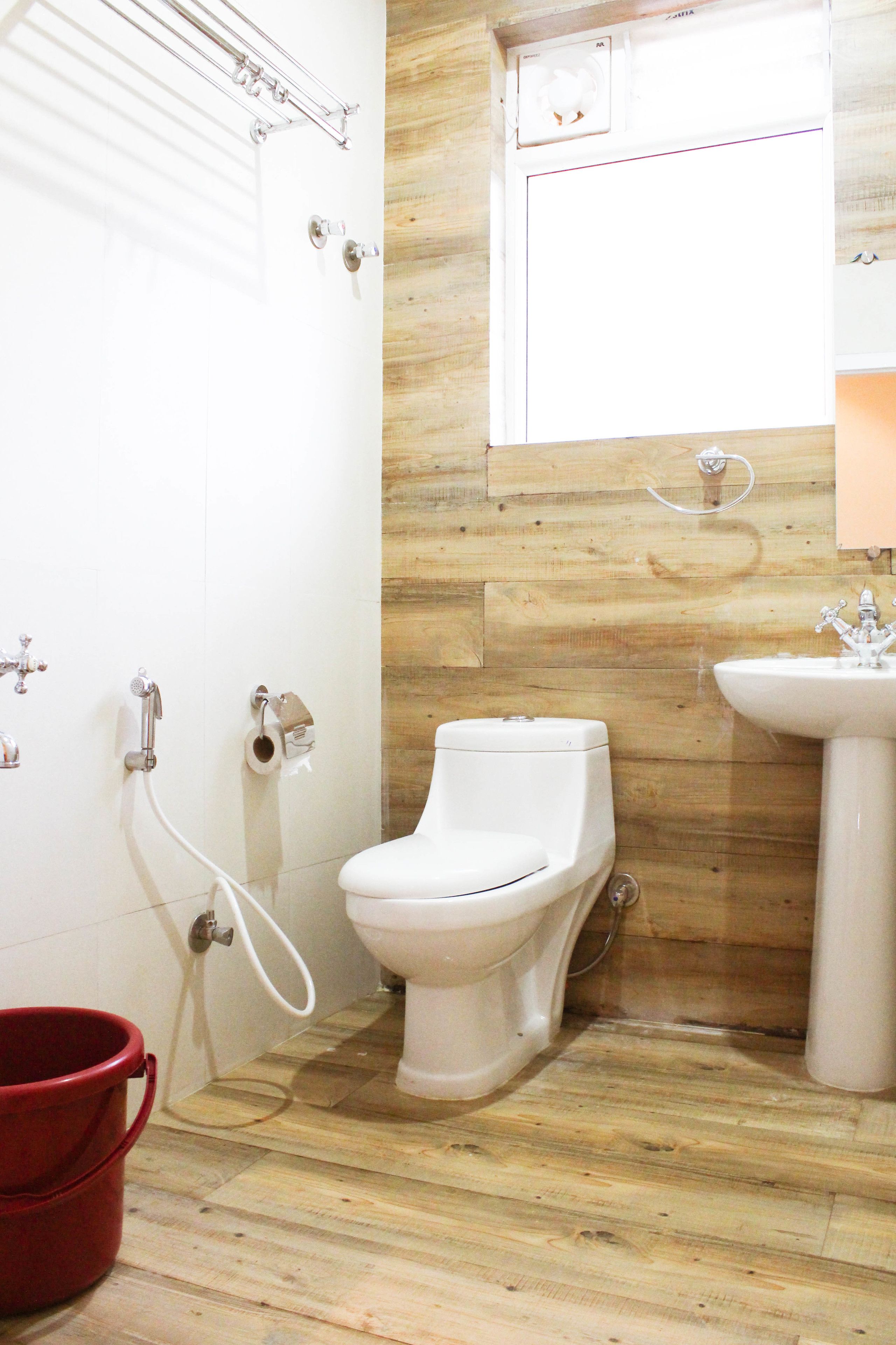 Une salle de bain comprenant des toilettes, un lavabo et un espace douche.