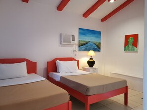 Chambre Deluxe avec lits jumeaux | Décor unique, bureau, espace de travail pour ordinateurs portables