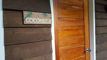 Una puerta de madera con un letrero que dice 'Coconita'.