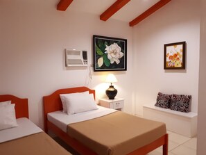 Deluxe Twin Room | Individually decorated, desk, laptop workspace, soundproofing - La Vida Hostel (Samal)