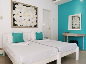 Family Room | Individually decorated, desk, laptop workspace, soundproofing - La Vida Hostel (Samal)