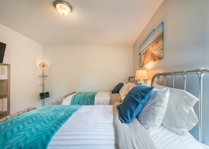 5 bedrooms, iron/ironing board, WiFi, bed sheets - Comfort and Style on the Colonnade (Rex)