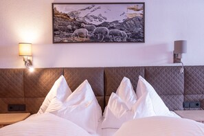 In-room safe, free WiFi, bed sheets - Hotel Sonnenheim (Sankt Anton am Arlberg)