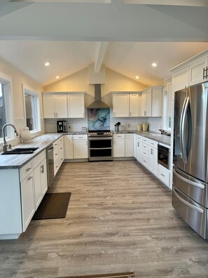 ثلاجة، ميكروويف، فرن، موقد طهي مسطح