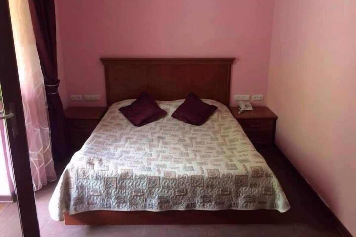 Luxury Double or Twin Room, Mountain View | Iron/ironing board, rollaway beds, free WiFi, bed sheets