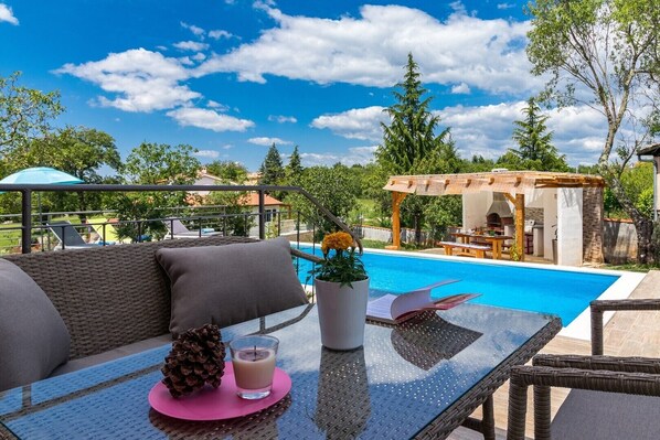 Lämmitetty uima-allas