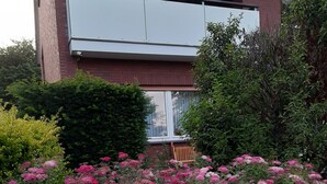 Un bâtiment à la façade en briques et doté d’une grande fenêtre.