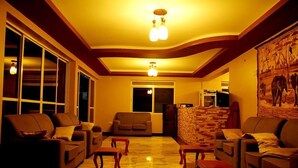 Una sala de estar con sofás, una mesa de centro y una chimenea.