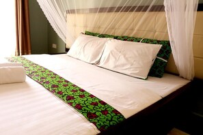 Deluxe-Doppelzimmer, Gartenblick | Betten mit Memory-Foam-Matratzen, individuell eingerichtet, Schreibtisch