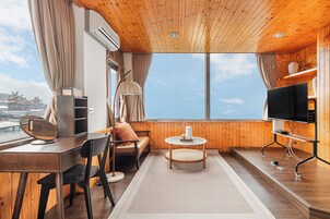 Deluxe Double Room with Sea View | Free WiFi, bed sheets