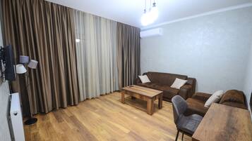 Caja de seguridad en la habitación y escritorio