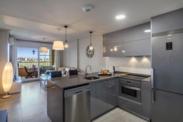 Een koelkast, een microgolfoven, een oven, een vaatwasser