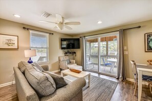 Smart TV - BOATHOUSE IS THE PERFECT COUPLES RETREAT! (St. George Island)